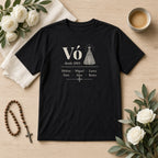 Camiseta Algodão Peruano Vó Desde com Aparecida preta, em plano aberto, com Vó, Nossa Senhora Aparecida, desde 2003 e 6 netos, personalizada com o ano e os nomes dos netos