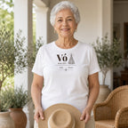 Camiseta Algodão Peruano Vó Desde com Aparecida branca, vestida por uma avó, com Vó, Nossa Senhora Aparecida, desde 2015 e 2 netos, personalizada com o ano e os nomes dos netos