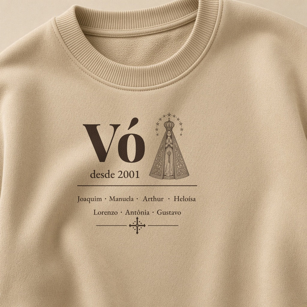 Suéter Vó Desde com Aparecida areia, em zoom no tecido, com Vó, Nossa Senhora Aparecida, desde 2001 e 7 netos, personalizada com o ano e os nomes dos netos