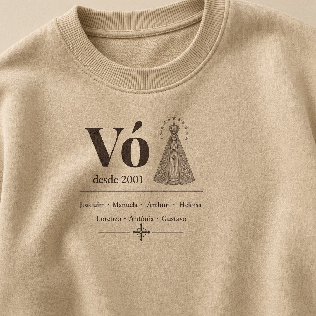 Suéter Vó Desde com Aparecida areia, em zoom no tecido, com Vó, Nossa Senhora Aparecida, desde 2001 e 7 netos, personalizada com o ano e os nomes dos netos