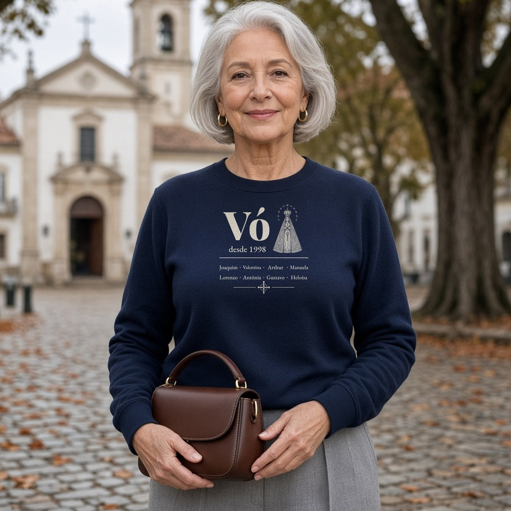 Suéter Vó Desde com Aparecida azul-marinho, vestida por uma avó, com Vó, Nossa Senhora Aparecida, desde 1998 e 8 netos, personalizada com o ano e os nomes dos netos
