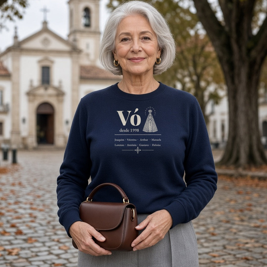 Suéter Vó Desde com Aparecida azul-marinho, vestida por uma avó, com Vó, Nossa Senhora Aparecida, desde 1998 e 8 netos, personalizada com o ano e os nomes dos netos